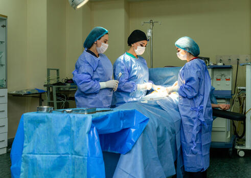 Pôrodná asistentka špecialistka v inštrumentovaní v operačnej sále v gynekológii a pôrodníctve